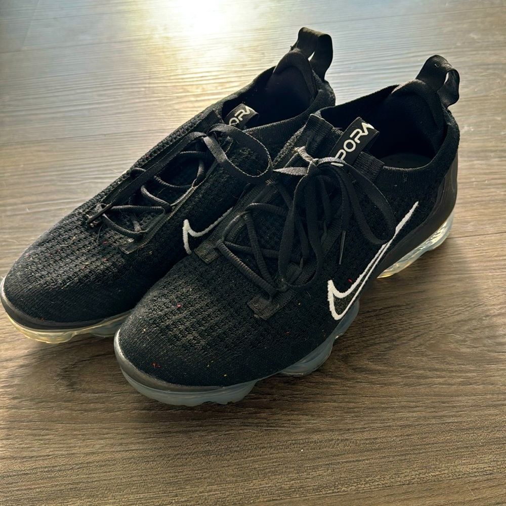 Nike Vapormax size 8.5 black shoes EUC